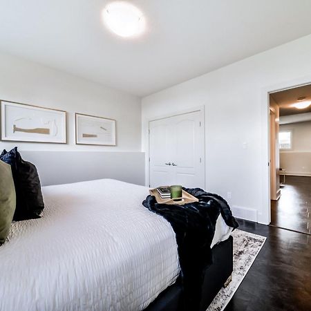 Stunning Modern Suite - King Bed - Free Parking & Netflix - Fast Wi-Fi - Long Stays Welcome Edmonton Chambre photo