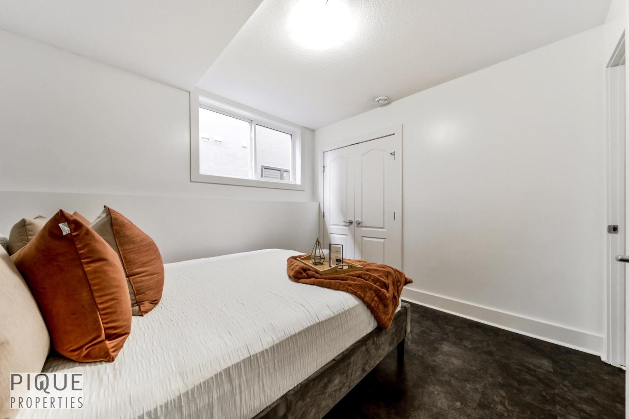 Stunning Modern Suite - King Bed - Free Parking & Netflix - Fast Wi-Fi - Long Stays Welcome Edmonton Chambre photo