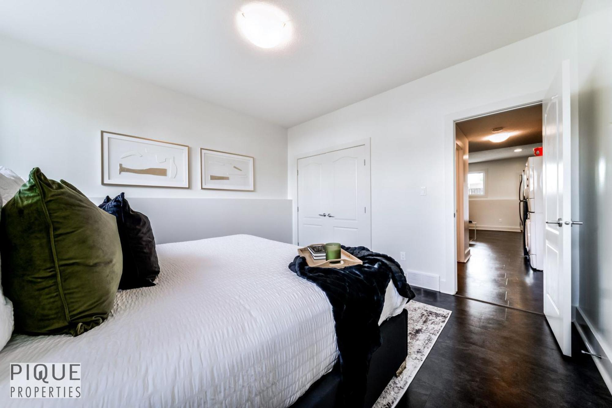 Stunning Modern Suite - King Bed - Free Parking & Netflix - Fast Wi-Fi - Long Stays Welcome Edmonton Chambre photo